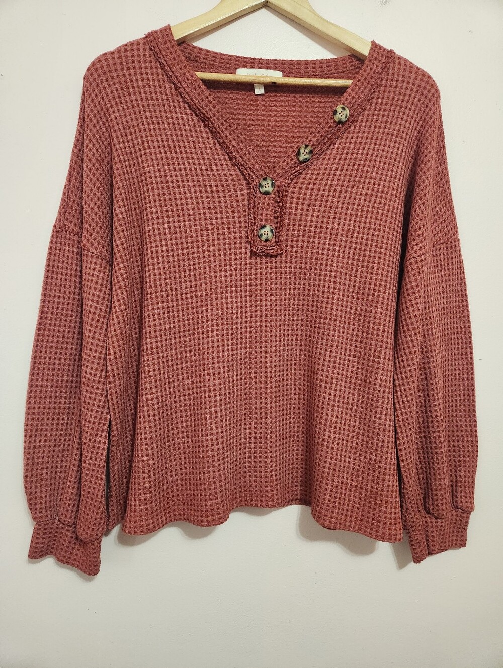 Hailey & Co Rust Waffle Knit Raw Edge V-Neck Henley Balloon Sleeve Top Size L